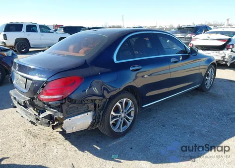 2016 Mercedes-Benz C 300 4Matic z USA, uszkodzony, nr VIN 55SWF4KB4GU154333